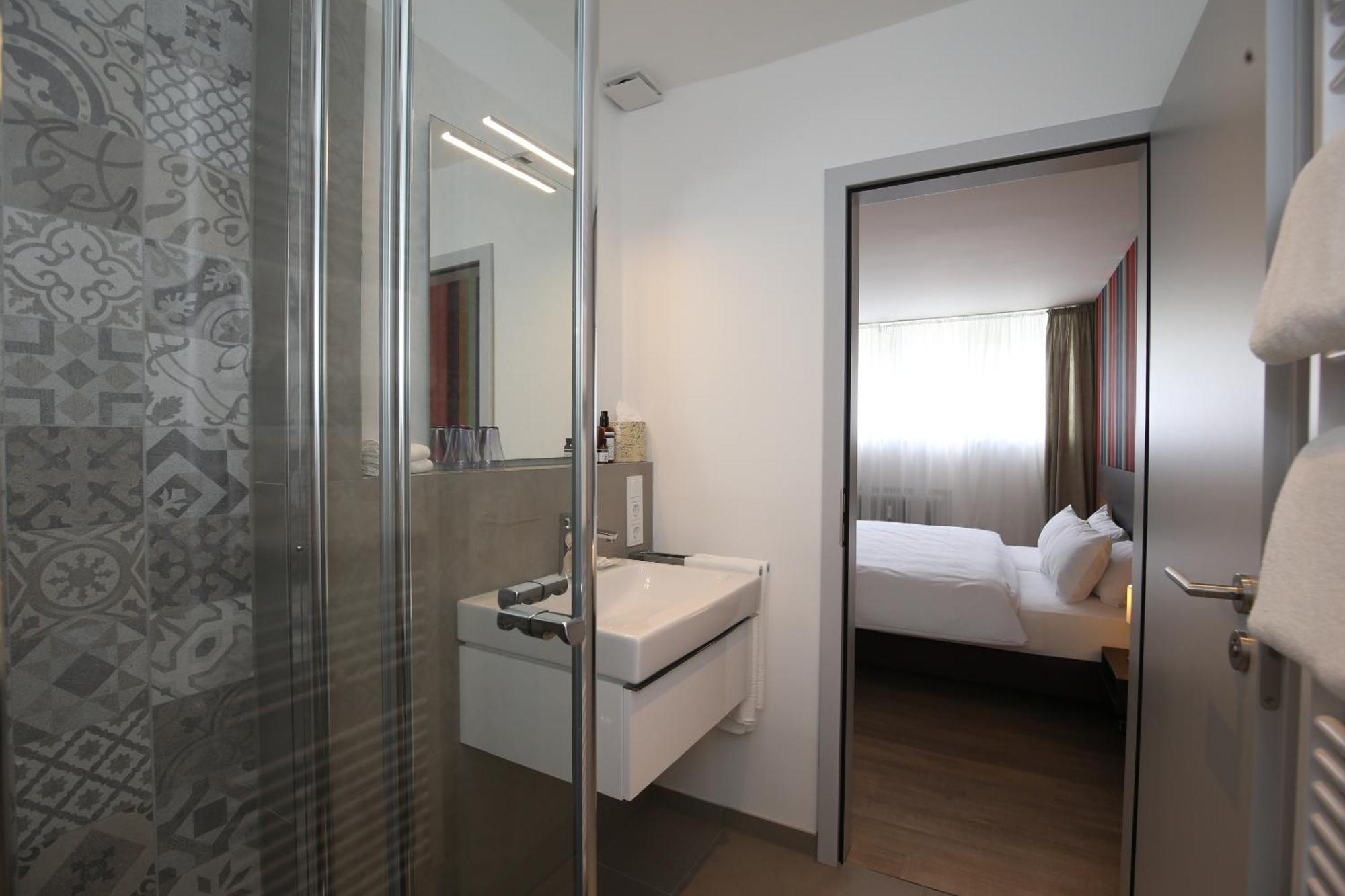 Hotel Faehrhaus Km734 Düsseldorf Camera foto